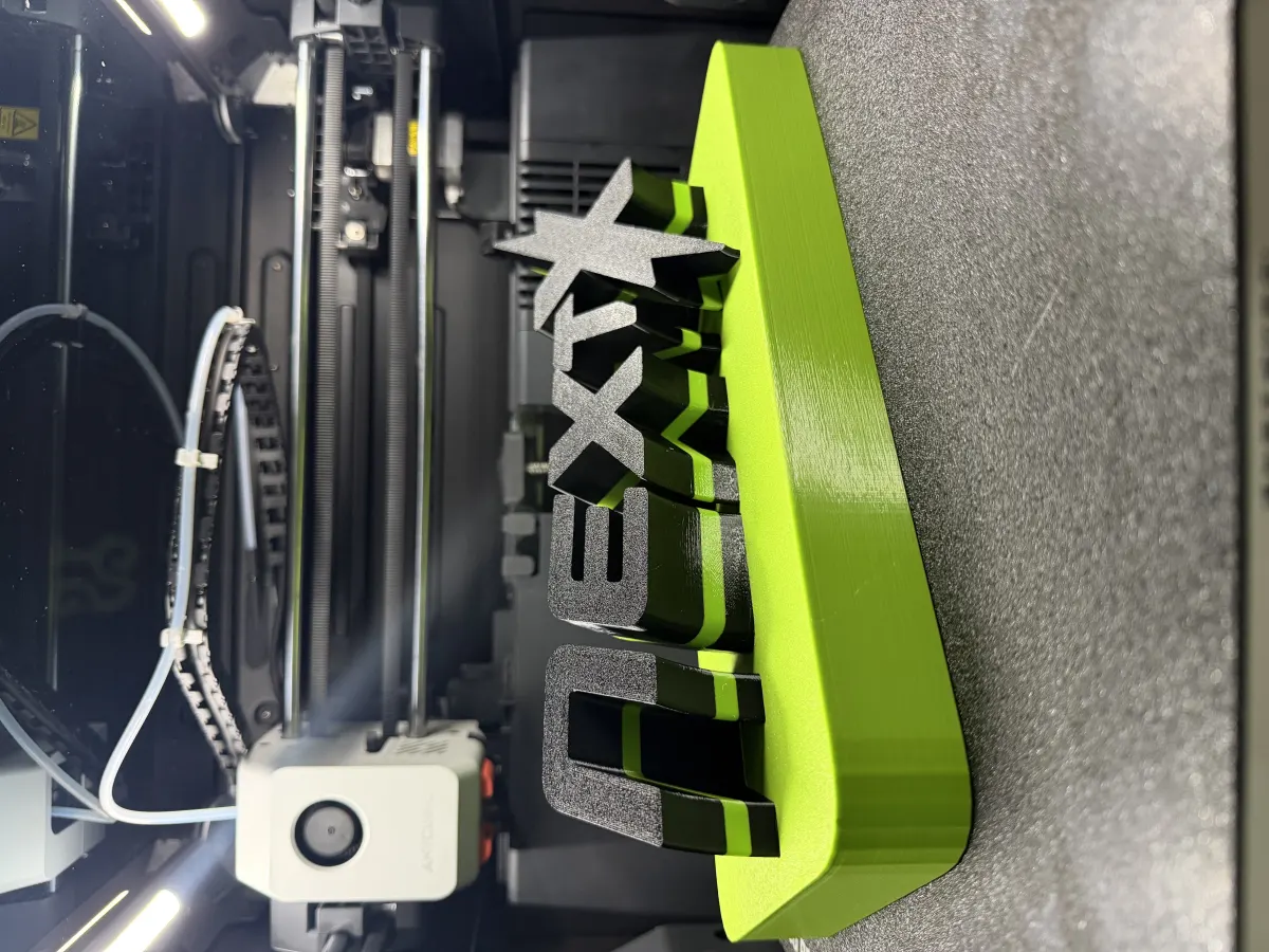ป้าย next สีดำเขียวบนฐานสีเขียว ใช้ฟังก์ชั่น 3D mini สำหรับงานป้ายตั้งโต๊ะและ prototype