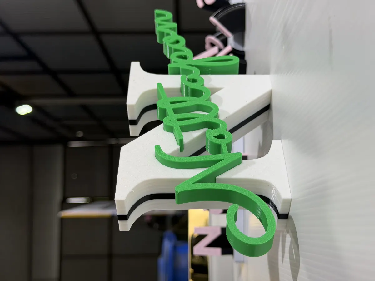 ป้าย Natthapon ตัวเขียนสีเขียวซ้อนบนตัว N สีขาว ใช้ฟังก์ชั่น 3D mini สำหรับงานป้ายชื่อหลายเลเยอร์