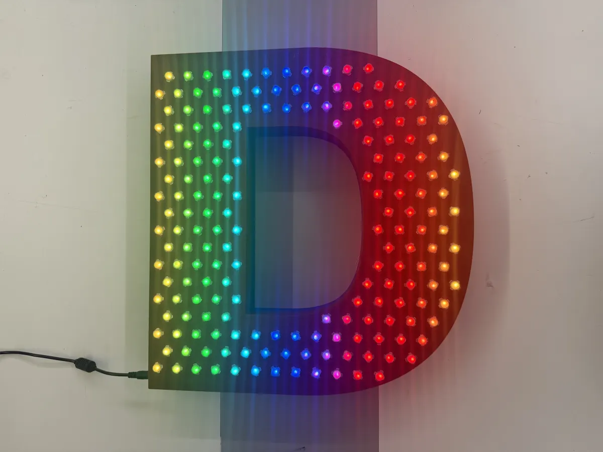 อักษรหน้ามีรูติดไฟ LED RGB หลายสี ใช้ฟังก์ชั่นอักษรหน้ามีรูเพื่อเจาะลายรูให้แสงลอด
