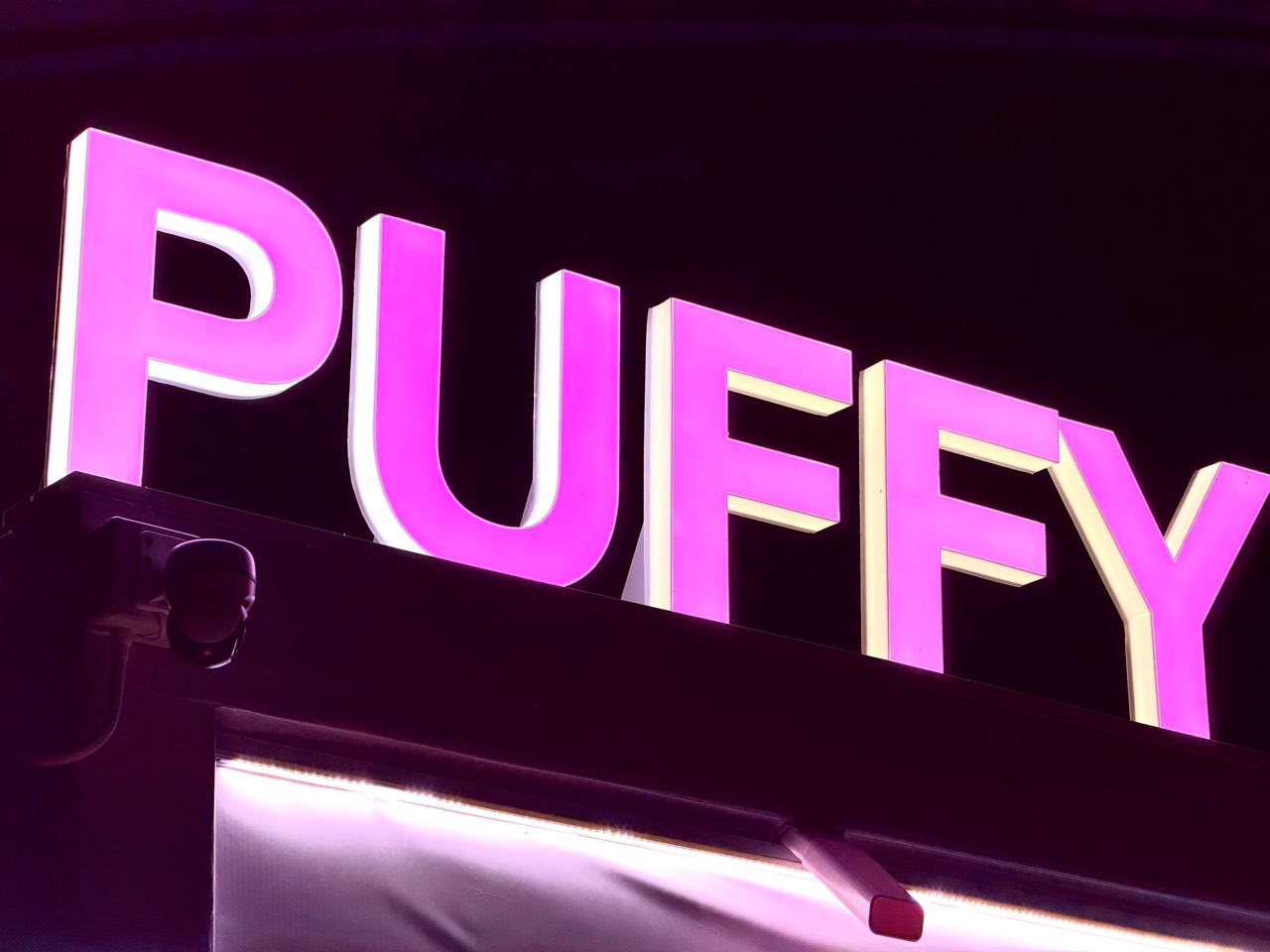 ป้ายตัวอักษร PUFFY สีชมพูเรืองแสงบนอาคาร เหมาะกับงานกล่องไฟตัวอักษรขนาดใหญ่