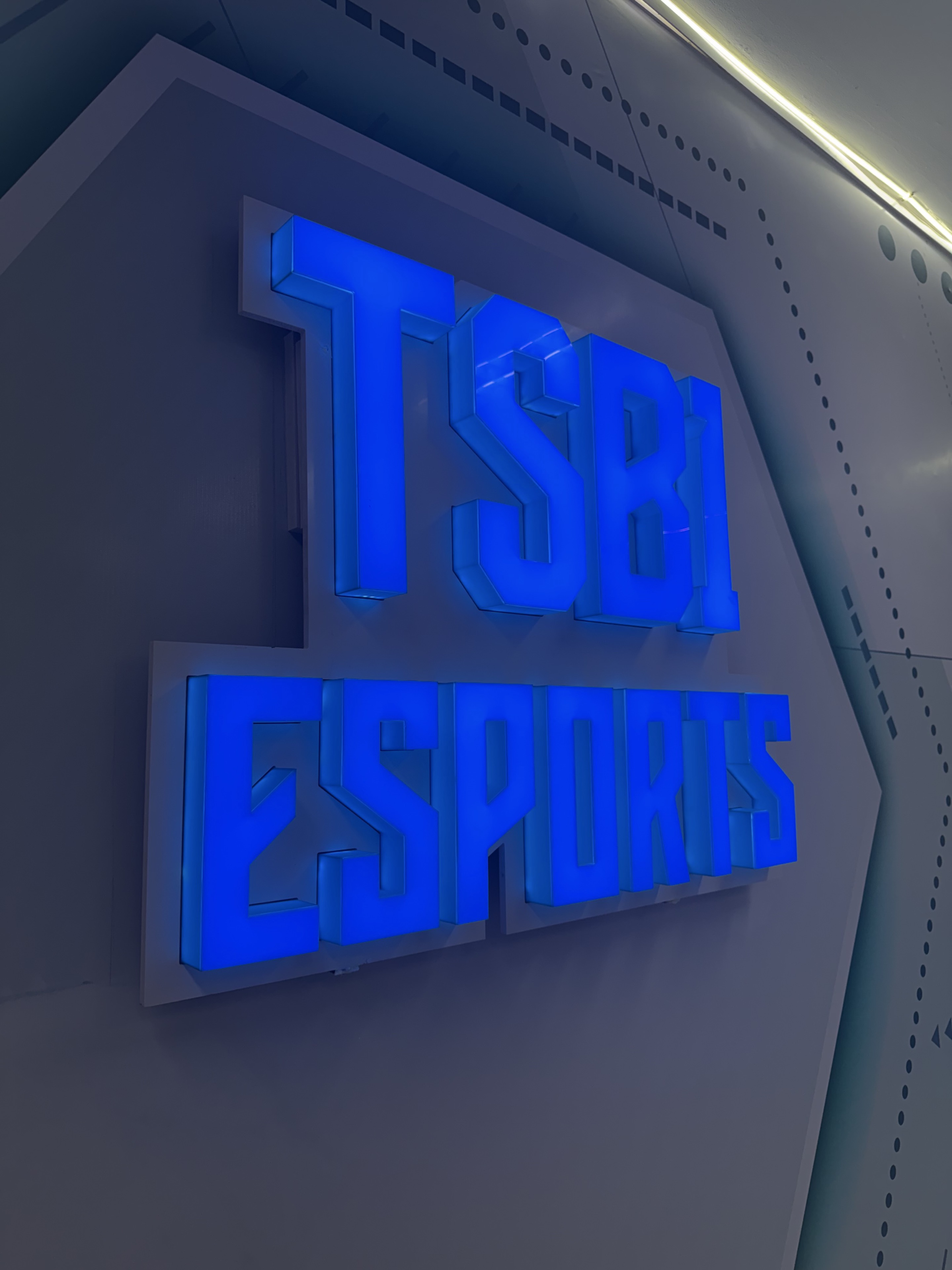 ป้ายไฟตัวอักษร TSB ESPORTS สีฟ้า เหมาะกับงานป้ายตัวอักษรทรงเหลี่ยมหนา