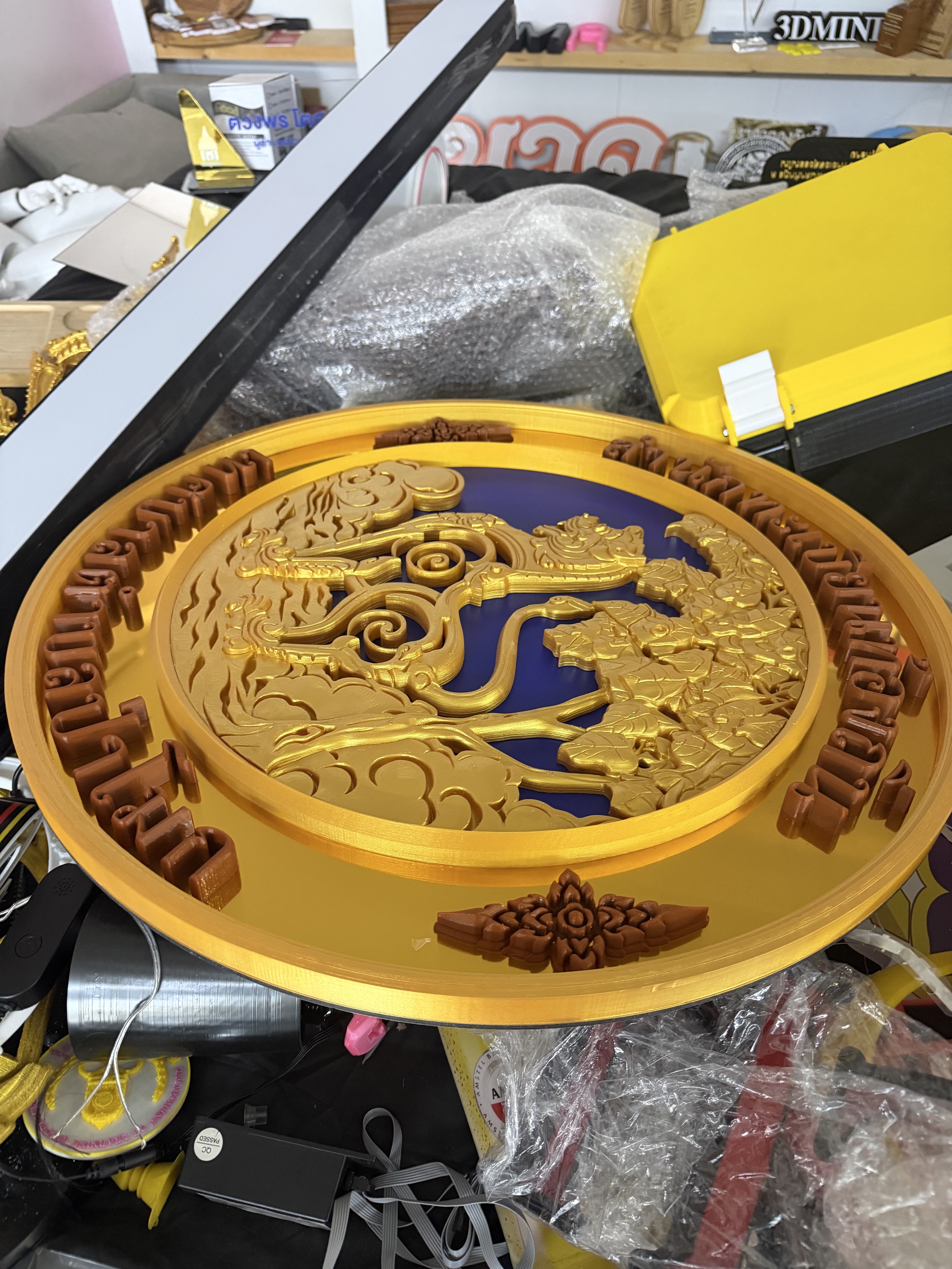 โลโก้วงกลมลายไทยสีทองพร้อมตัวอักษรนูน เหมาะกับการอัปโหลด SVG ใน Aksorn3D