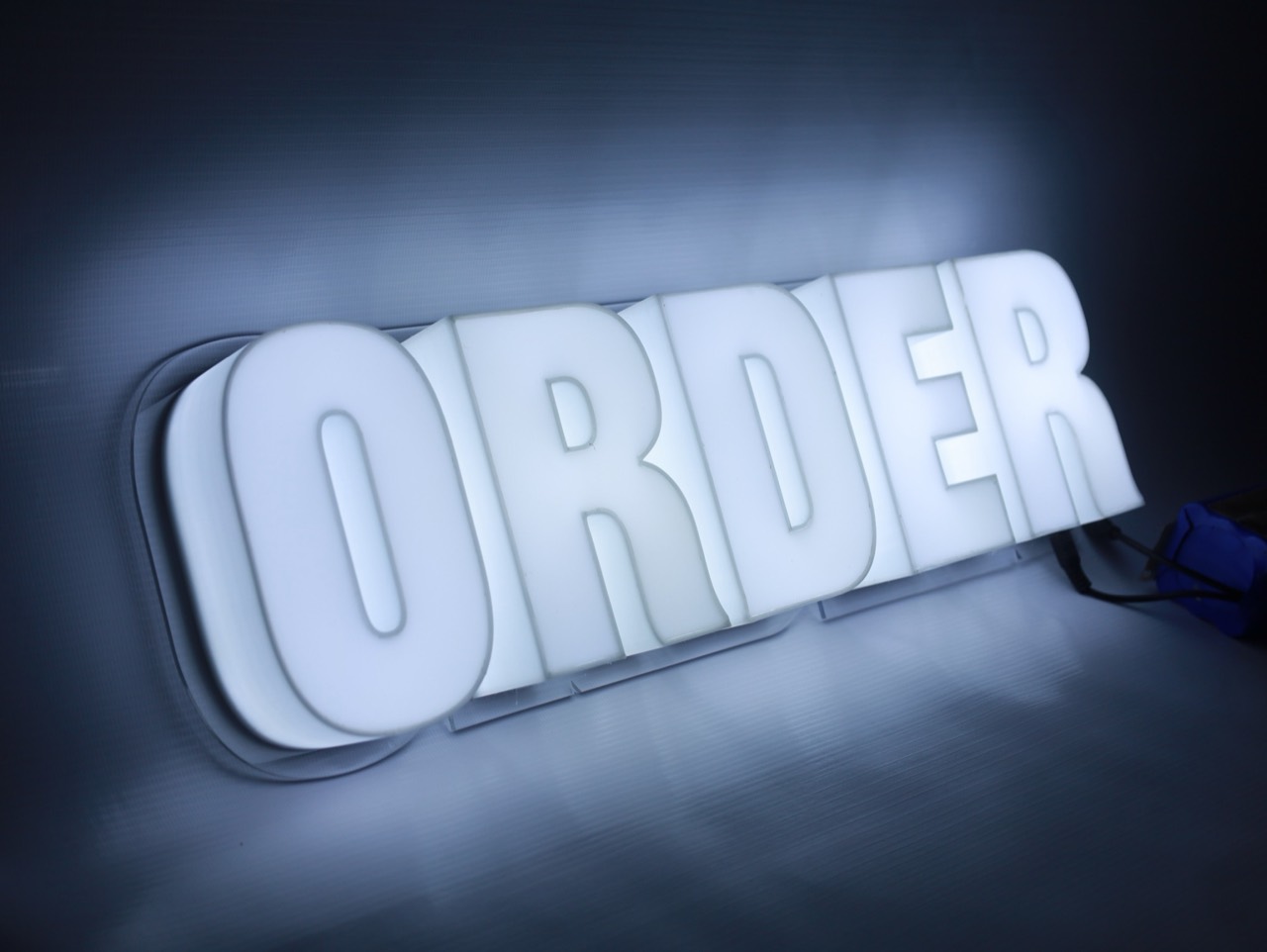 ป้ายไฟตัวอักษร ORDER สีขาวเรืองแสงด้านหน้า เหมาะกับสไตล์ไฟออกหน้าหงายหลังมีบ่า