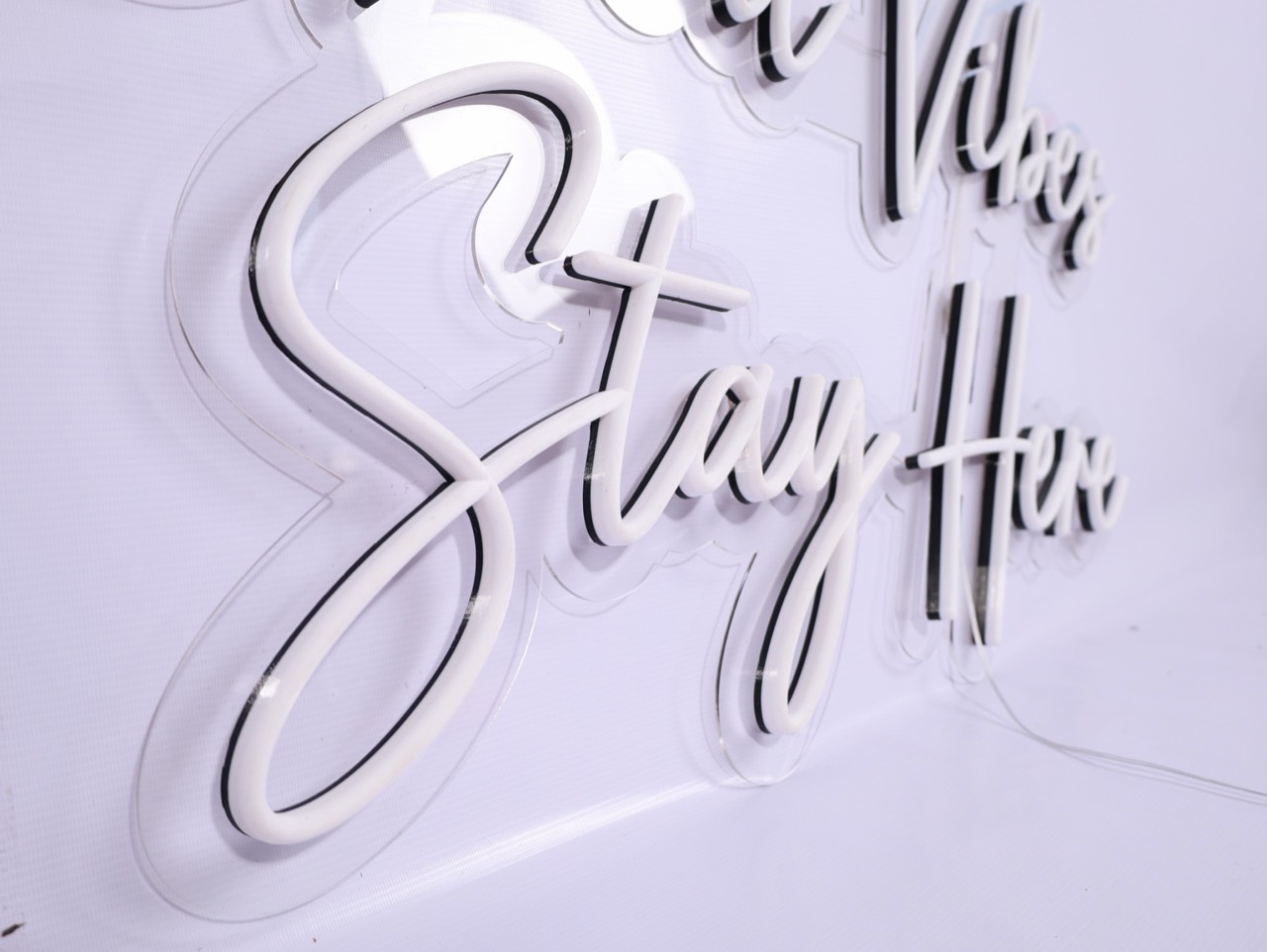 ป้ายตัวเขียน Stay High สีขาวสไตล์นีออน เหมาะกับฟังก์ชั่น neon3d
